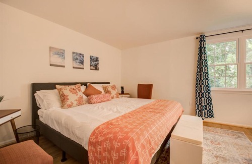 Potomac Falls House | Spacious 3-story Townhome 40 Minutes from DC Pet-Friendly, Fast WiFi, Perfect