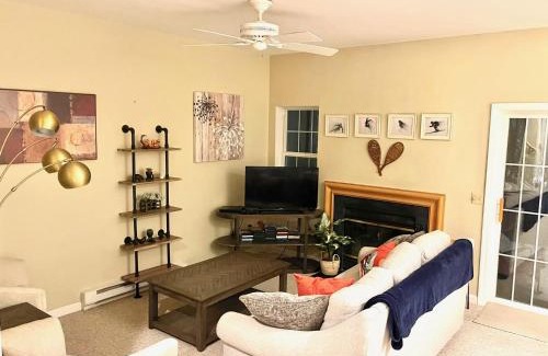 Hancock House | Spacious 3BR 3BA Sleeps 8 Ski On Off Jiminy Mountain Resort