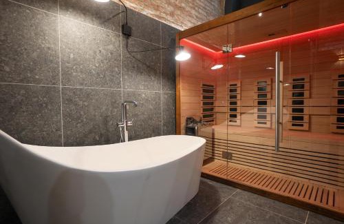 Alservorstadt Apartment | Spacious 3BR Escape with Sauna and Billiard
