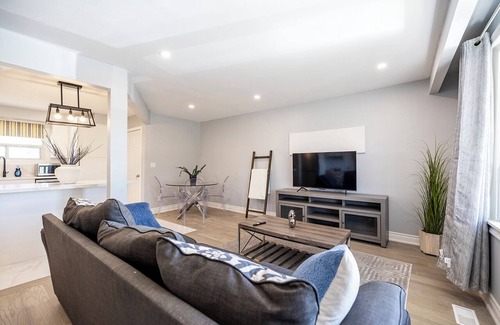 Lakeview House | Spacious 3BR Family Stay Hwy 401