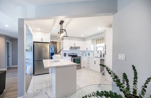 Lakeview House | Spacious 3BR Family Stay Hwy 401