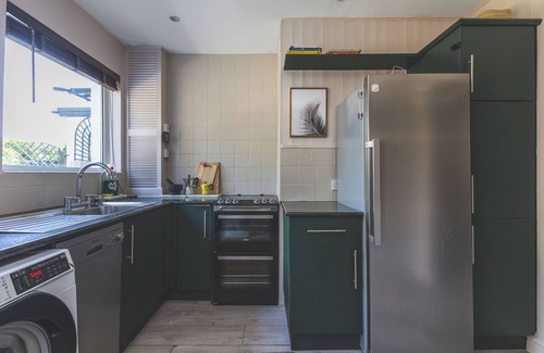 Richmond-upon-Thames House | Spacious 3BR Home | Huge Garden + Free Parking