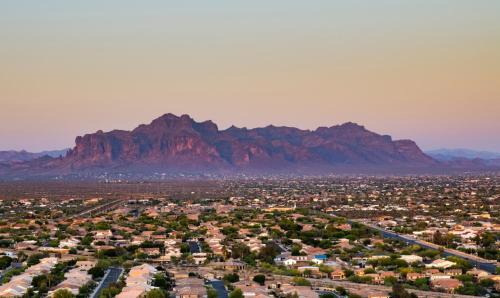 Apache Junction House | Spacious 3BR Retreat - Mtn Views & BBQ
