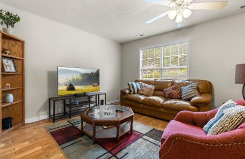 Southeast Raleigh House | Spacious 3BR Retreat Perfect for Groups Near Downtown