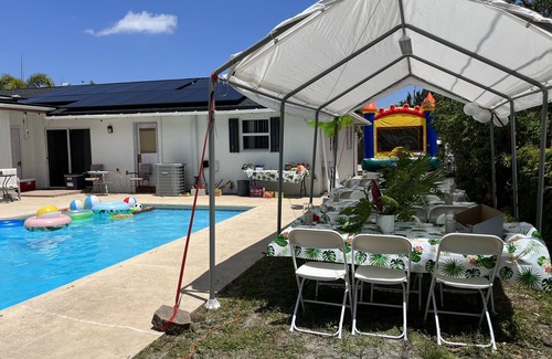 Lake Worth Corridor Apartment | Spacious 4 Bd /2 Ba perfect for any event
