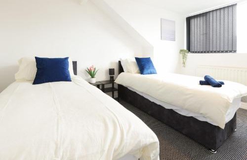 Harehills Apartment | Spacious 4 BDR Home, Sleeps 8 Group Stays- Free Parking- Pet Friendly