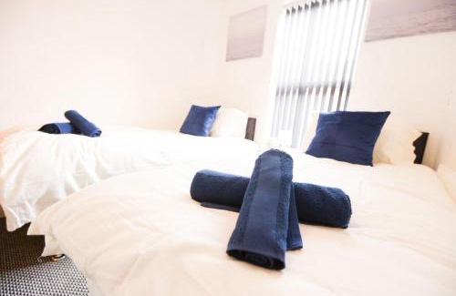 Harehills Apartment | Spacious 4 BDR Home, Sleeps 8 Group Stays- Free Parking- Pet Friendly