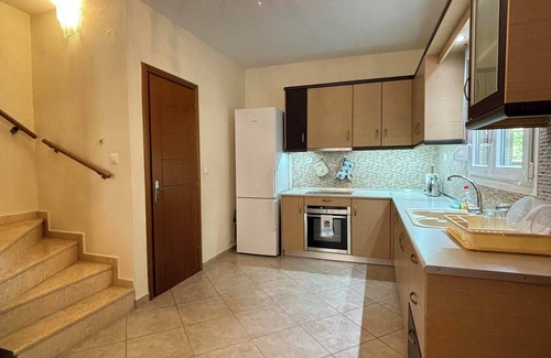 Kalivia Poliyirou House | Spacious 4-bedroom house with WiFi, AC in marvelous Kalyves Polygyrou