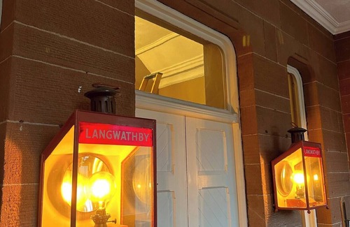 Langwathby Cottage | Spacious 4 bed apartment - pet friendly - Langwathby Station Cottage, spotless & unique 4 bedroom cottage with EV charging station & free parking near lakes