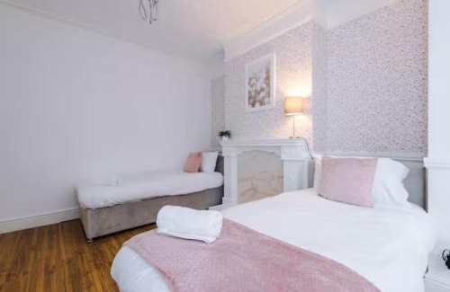 Salford House | Spacious 4-Bed House Manchester