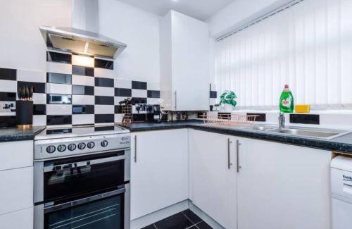 Salford House | Spacious 4-Bed House Manchester