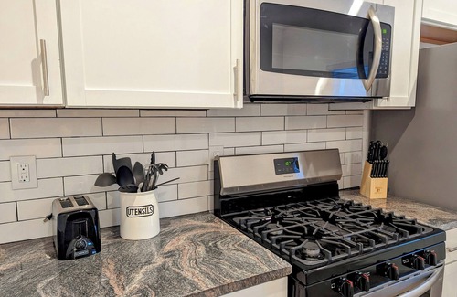 Greenfield House | Spacious 4-bedroom/2-bathroom house with WiFi and AC in charming Pittsburgh