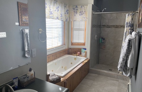 Chama Cabin | Spacious 4 bedroom/3 bathroom suite/perfect for work crews/family