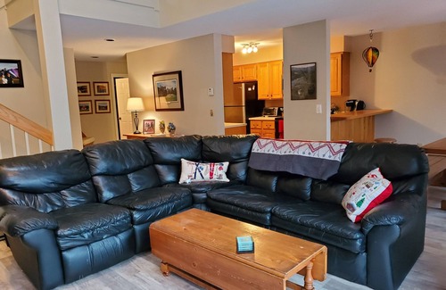West Hartford Condo | Spacious 4 Bedroom/3 Full Bathroom Family Friendly Townhouse in Quechee Lakes