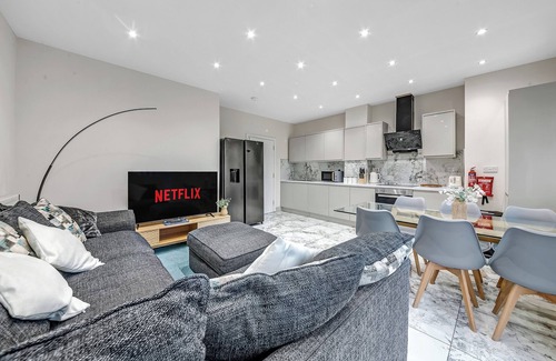 Cowley House | Spacious 4 bedroom 4 bath-Free Parking Great Links