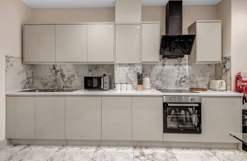 Cowley House | Spacious 4-bedroom 4-bathroom house - free parking & great 24-7 transport links