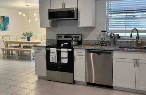 Indian Ridge House | Spacious 4-bedroom Dream Getaway Nr Disney! Own Pool & Modern Feel!