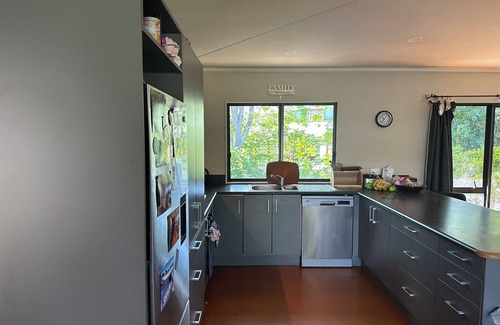 Whangapoua House | Spacious 4-bedroom house in terrific Whangapoua with WiFi