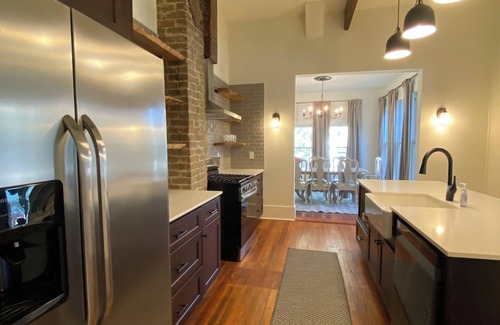 Heritage House | Spacious 4-bedroom house on historic Hopkins street San Marcos with WiFi, AC