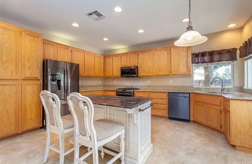 Lancaster House | Spacious 4-bedroom house with WiFi, fitness room in charming Lancaster.