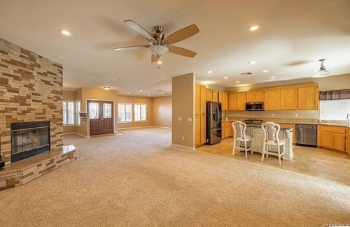 Lancaster House | Spacious 4-bedroom house with WiFi, fitness room in charming Lancaster.