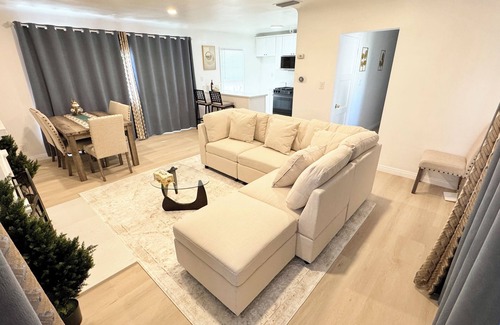 Whittier House | Spacious 4-bedroom house and 2-bathrooms in charming Whittier with WiFi, AC
