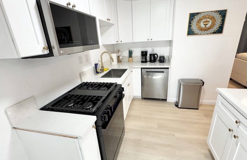 Whittier House | Spacious 4-bedroom house and 2-bathrooms in charming Whittier with WiFi, AC