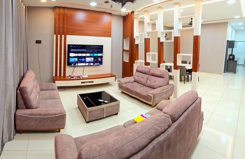 Pasir Gudang House | Spacious 4-bedroom townhome with AC, WiFi in serene Masai - Netflix and Disney
