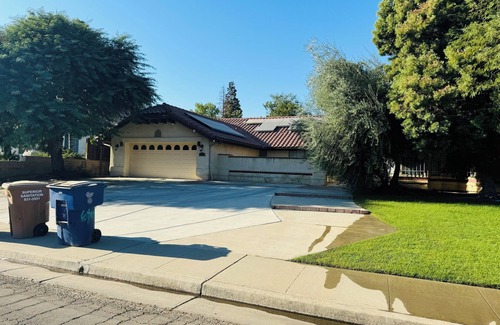 Bakersfield House | Spacious 4-bedroom house in lovely Bakersfield country club area with pool