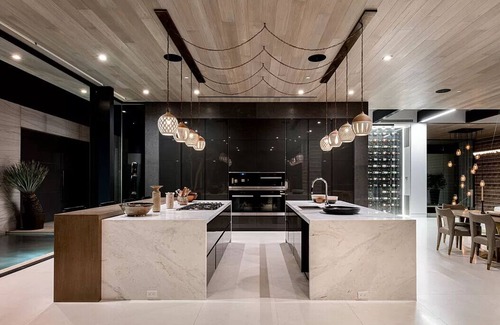 The Bird Streets Villa | Spacious 4-bedroom villa in enjoyable Los Angeles with WiFi, fitness room