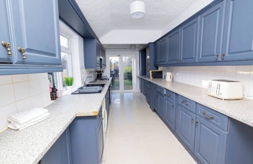 Kettering House | Spacious 4-BR Home in Kettering