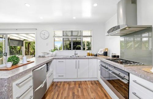 Taupo House | Spacious 4 brm home with spa and large garden