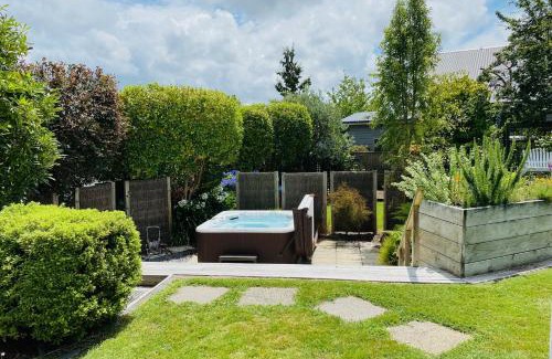 Taupo House | Spacious 4 brm home with spa and large garden