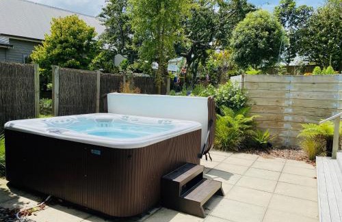 Taupo House | Spacious 4 brm home with spa and large garden