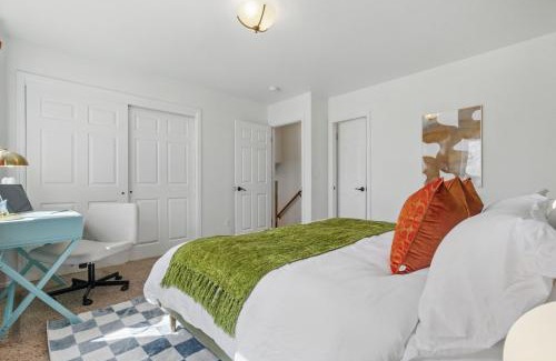Scenic Heights House | Spacious 4BD - Backyard BBQ, Fire Pit & Mini Golf