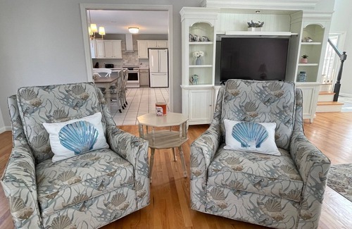 West Mystic House | Spacious 4BD family home in Mystic - walk to downtown shops and restaurants