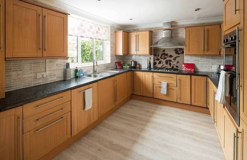 Croham House | Spacious 4BD Home near Gatwick and LDN Links