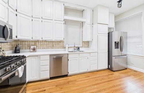 Wrigleyville Apartment | Spacious 4BR Covered Parking Just Steps to Wrigley