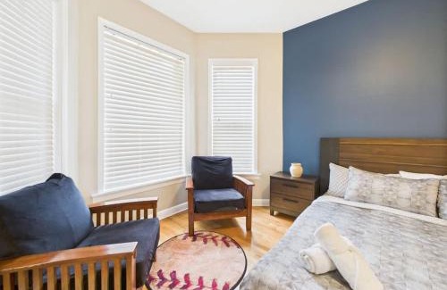 Wrigleyville Apartment | Spacious 4BR Covered Parking Just Steps to Wrigley