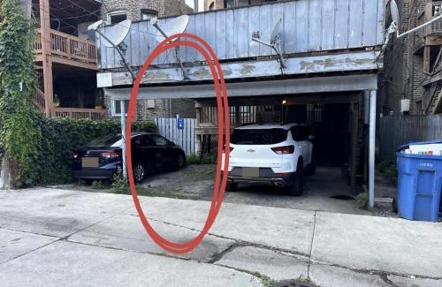 Wrigleyville Apartment | Spacious 4BR Covered Parking Just Steps to Wrigley