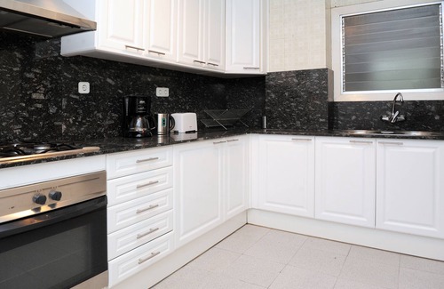 Esquerra de l'Eixample Apartment | Spacious 4BR Family Retreat Near Plaza Universidad