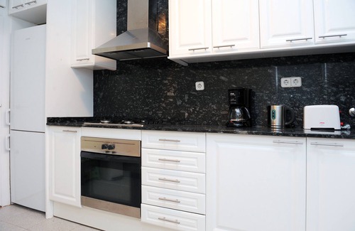 Esquerra de l'Eixample Apartment | Spacious 4BR Family Retreat Near Plaza Universidad