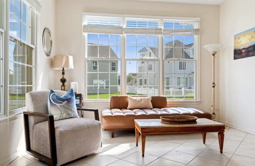 Bayside House | Spacious 4BR Home Pools Bikes Balcony