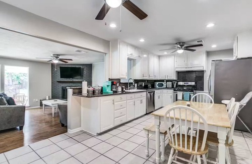 Bedford House | Spacious 4BR Near DFW & Stadium