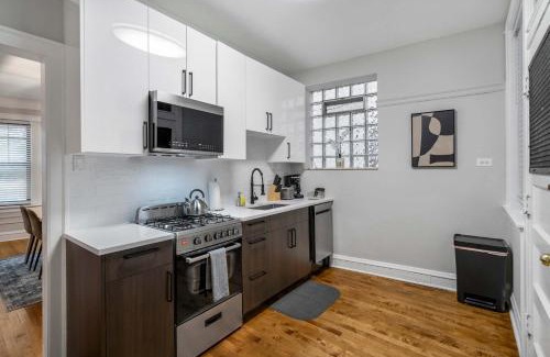 Rogers Park Apartment | Spacious 4BR Retreat - Chase E1