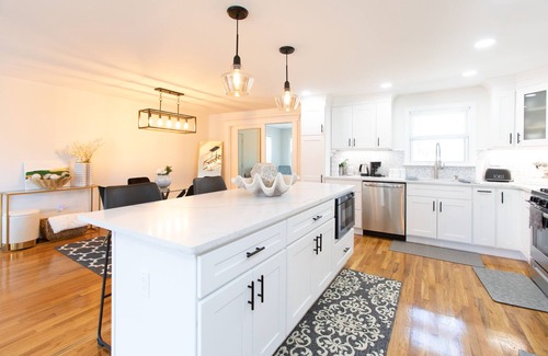 Randolph House | Spacious 4BR with Modern Amenities – Family-Friendlyn