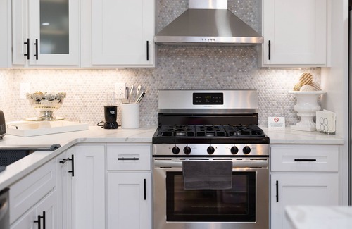 Randolph House | Spacious 4BR with Modern Amenities – Family-Friendlyn