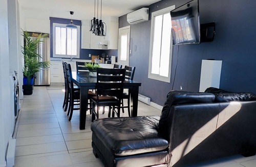 De Lorimier Apartment | Spacious 4BRs/2Baths with private parking and patio!