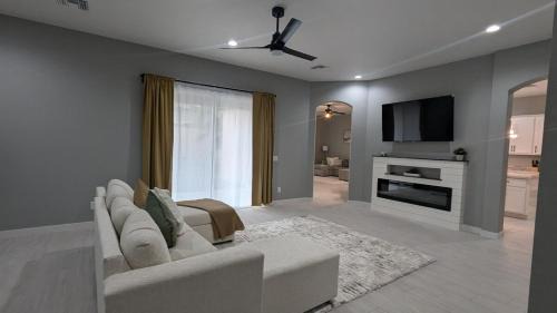 Rovey Farm Estates House | Spacious 5 BD Luxury Getaway Near Westgate