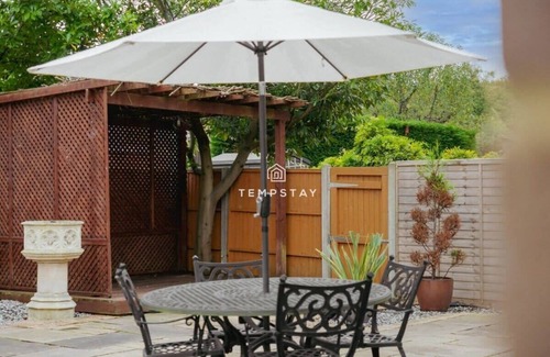 Sunninghill House | Spacious 5 bed Sunninghill with driveway parking